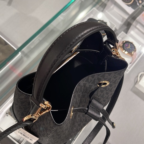 MICHAEL KORS 35F2GM9M1B MERCER SMALL BUCKET DRAWSTRING CROSSBODY IN BLACK - Picture 15 of 16